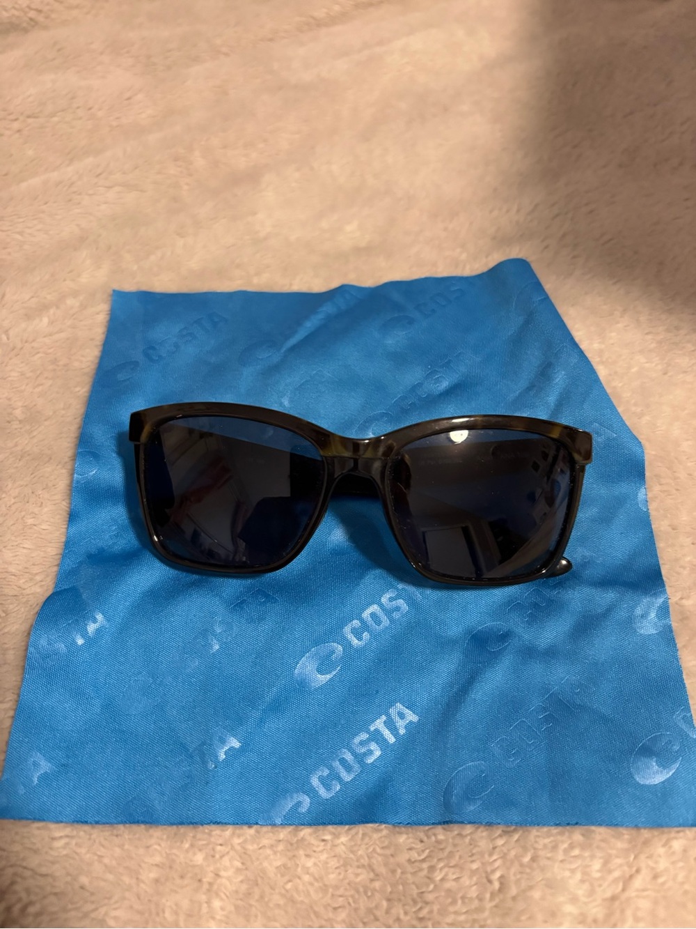 Costa Sunglasses with Case and Cloth - Picture 4 of 4